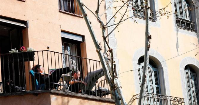 Dos vecinos de la Conca d'Anoia, descansando en su casa durante el confinamiento por Covid-19 / EFE
