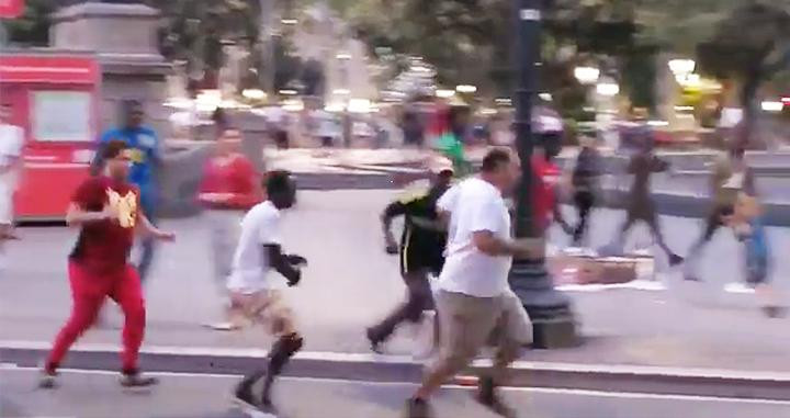 El momento de la agresión del mantero al turista con un cinturón en Barcelona / CG