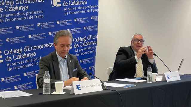 El decano del Col·legi d'Economistes de Catalunya, Carles Puig de Travy, junto al vocal de la Junta de Gobierno de la entidad, Xavier Segura / EUROPA PRESS