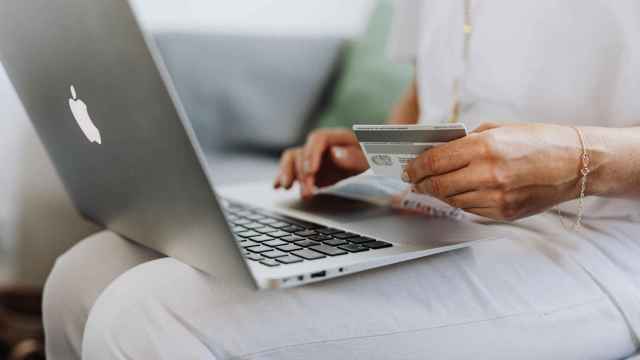 Una chica compra online con su tarjeta de crédito / PEXELS