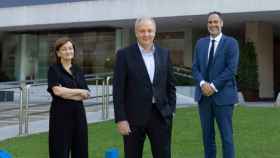 De izquierda a derecha: Isabel Lozano, Santiago de Torres y José María Huch, directivos de Atrys Health / CEDIDA