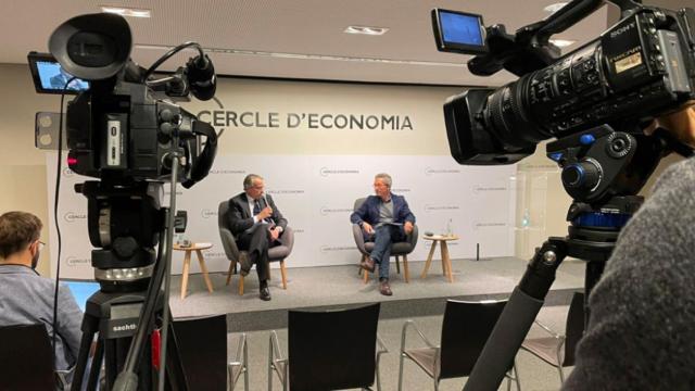 El presidente del Círculo de Economía, Javier Faus (i), presenta la última nota de opinión de su mandato junto a José María Lassalle (d), miembro de su junta / CdE