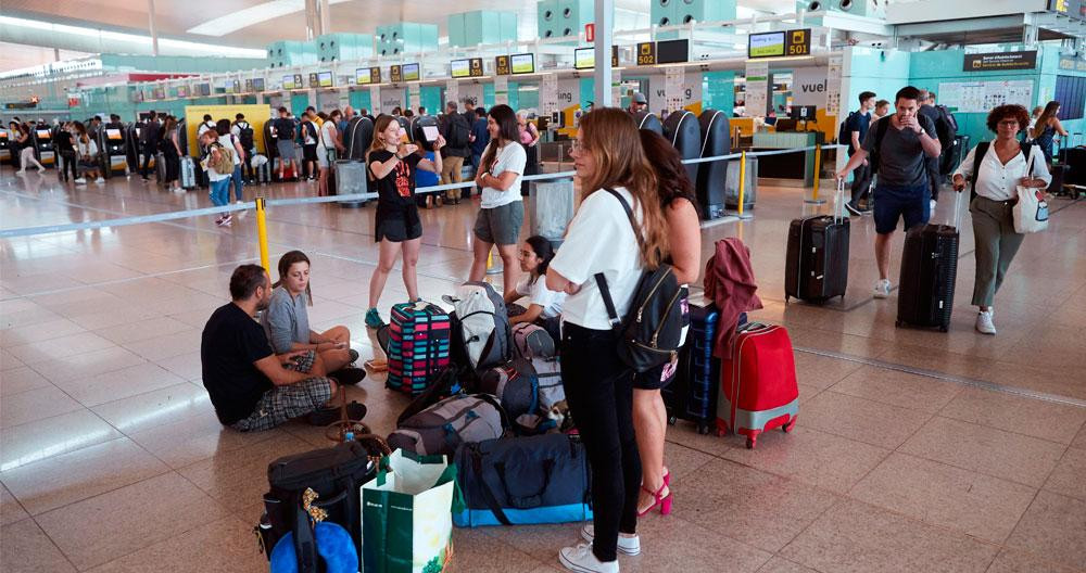 Colas en el aeropuerto de El Prat de Barcelona por la huelga del personal de tierra de Iberia / EFE