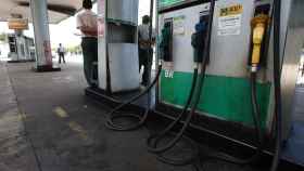 Detalle de una gasolinera en referencia a la subida de precios de los carburantes / EFE