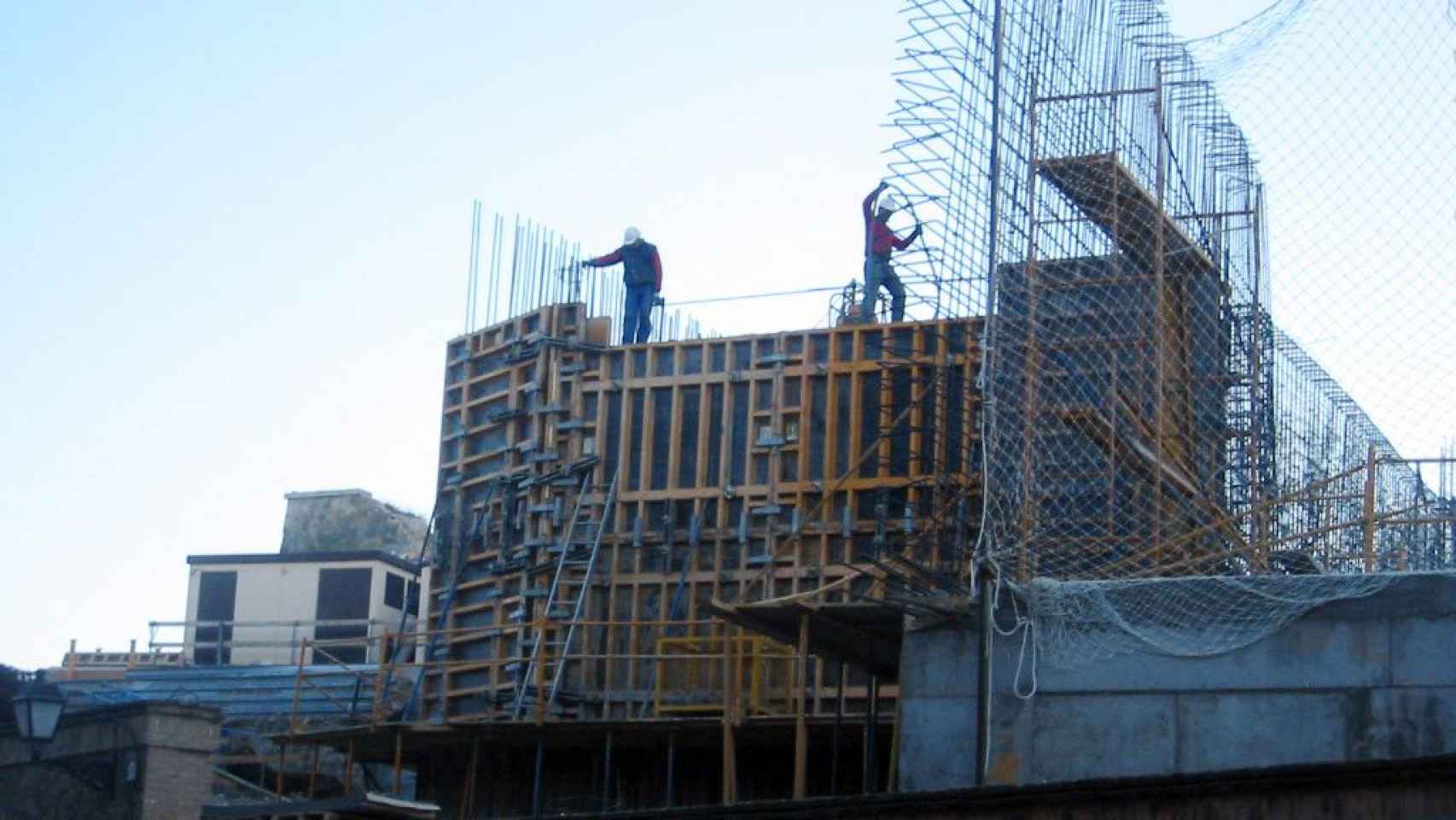 Dos obreros trabajan en una obra en construcción / EFE