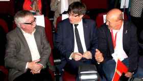 Carles Puigdemont (c), presidnete de la Generalitat, junto a Ignacio Fernández Toxo (i), secretario general de CCOO, y Joan Carles Gallego (d), secretario general del sindicato en Cataluña / CCOO
