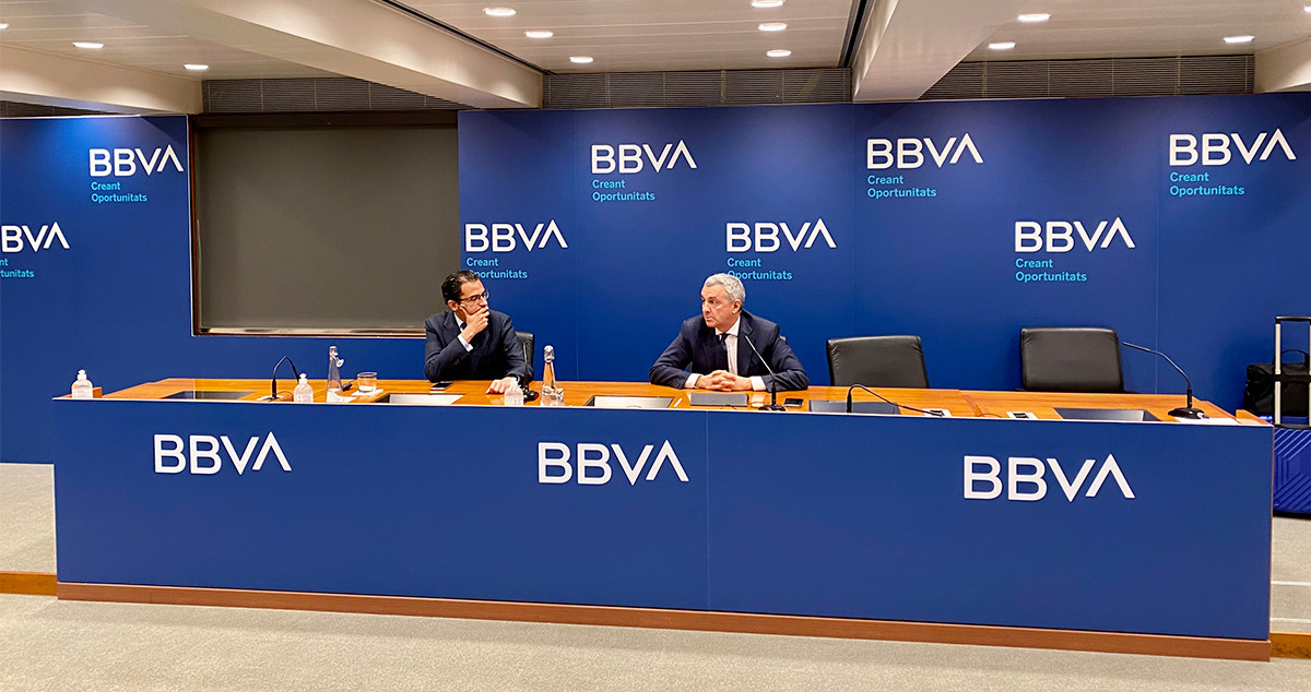 Miguel Cardoso y José Ballester en la presentaición del 'Informe Catalunya' de BBVA / VR - CG