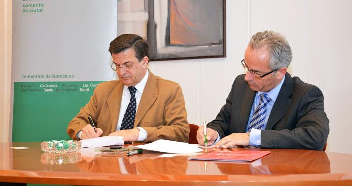 Jordi Valmaña (d), director general de Cementiris de Barcelona, firmando un convenio / CG