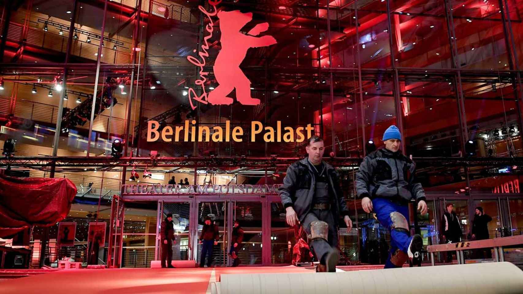 Dos operarios preparan las instalaciones de la Berlinale, donde exhibirán sus películas Carla Simón e Isaki Lacuesta / EUROPA PRESS