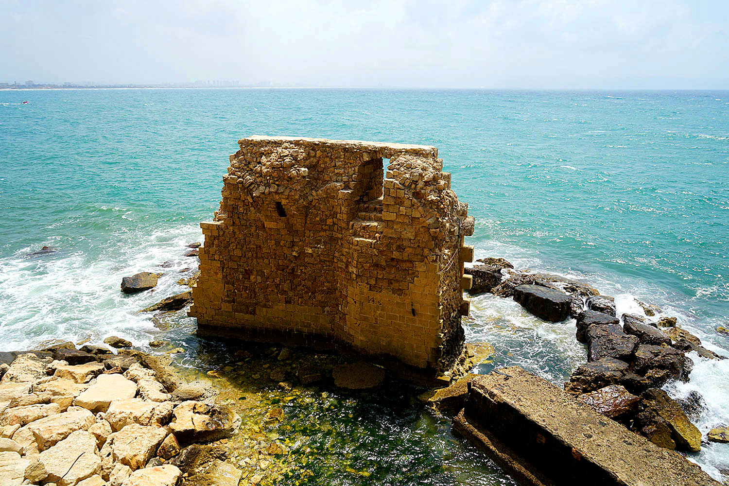 Aún quedan restos del antiguo puerto de Acre / YOLANDA CARDO