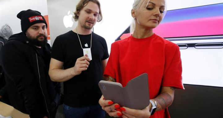 Una usuaria de iPhone X en Rusia, prueba la función de reconocimiento facial / EFE