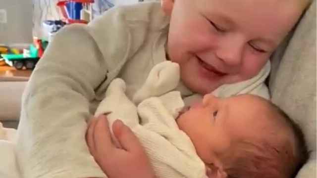 Un niño abraza a su hermana / TWITTER