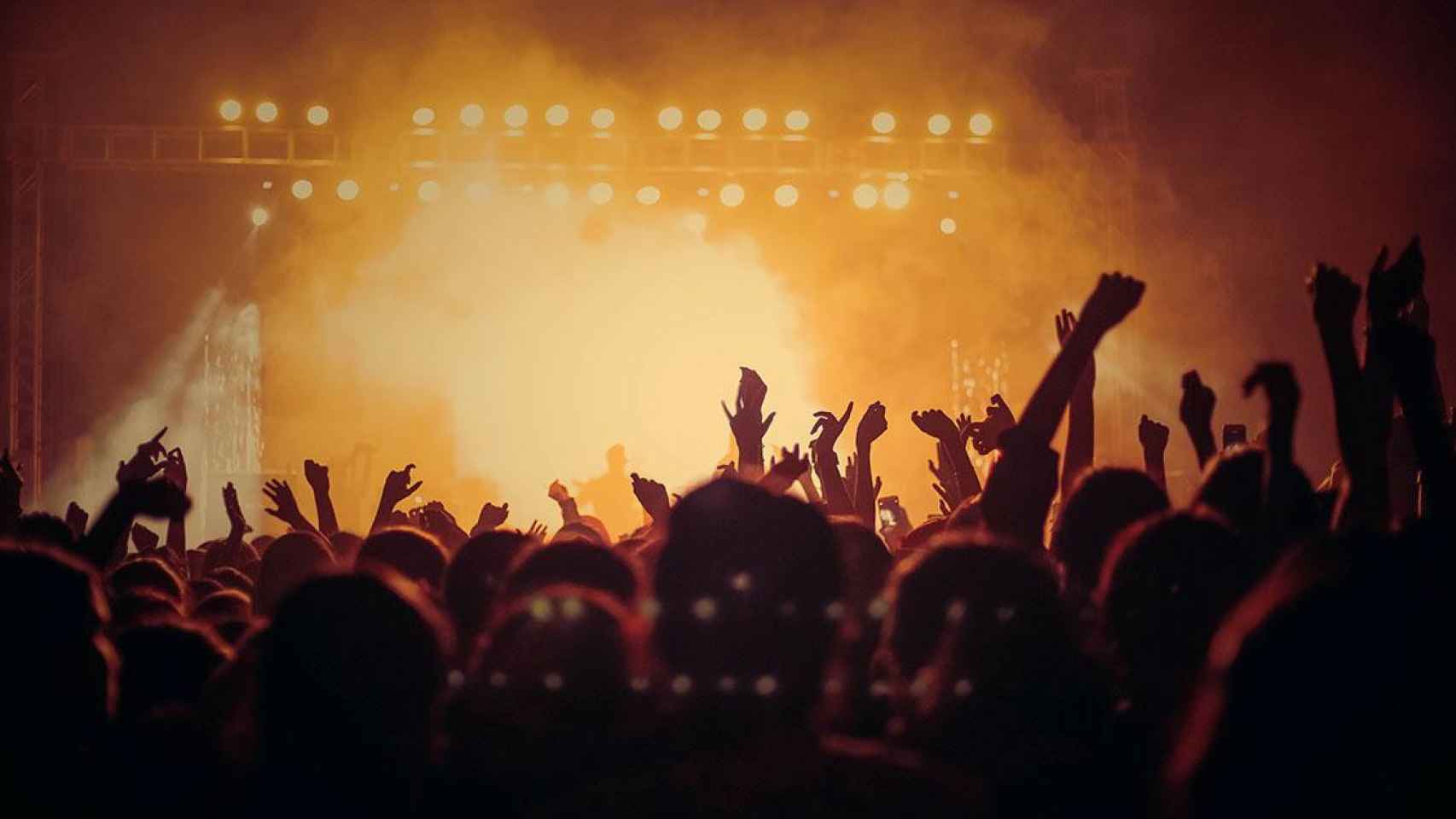 Personas disfrutando de los conciertos y festivales / UNSPLASH - VISNHU R NAIR