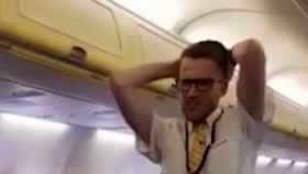Una foto del azafato en pleno vuelo bailando / Youtube