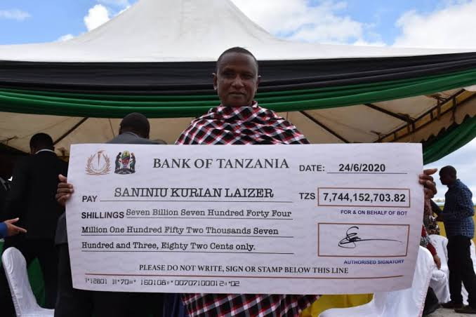 El minero Saniniu Kuryan Laizer con el cheque entregado por el Gobierno de Tanzania / TWITTER