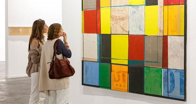 Dos mujeres miran una obra de arte en ARCO / ARCO PRESS