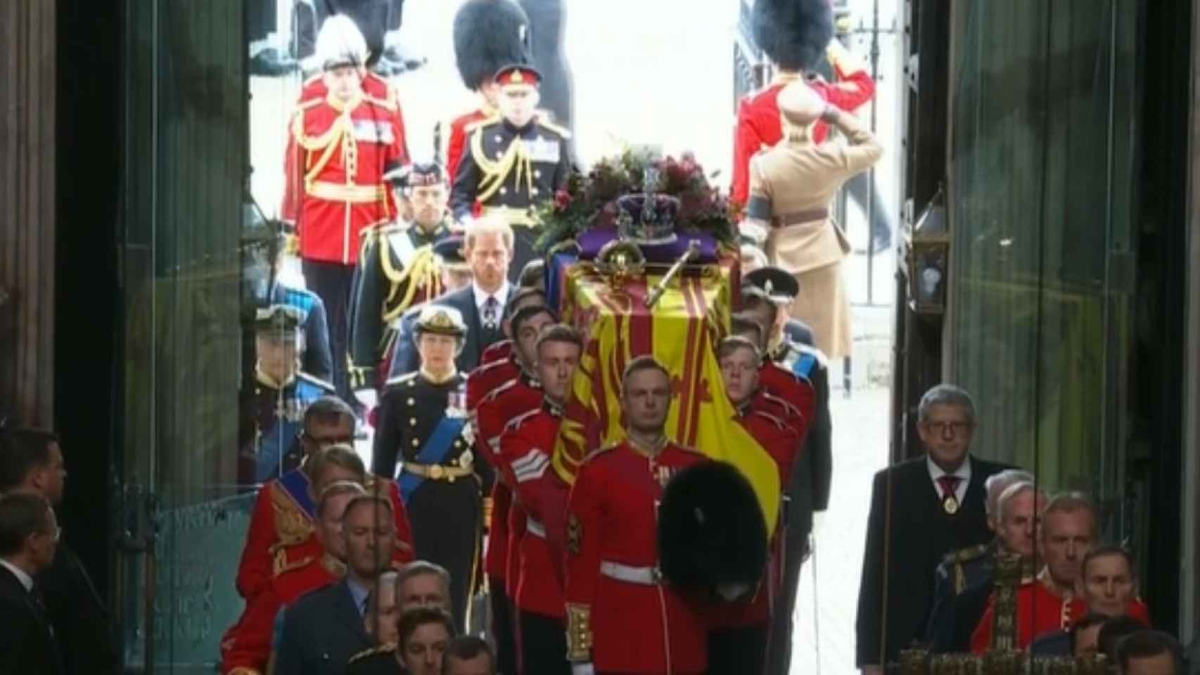 El féretro de la Reina Isabel II llega a la Abadía de Westminster / EP