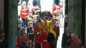 El féretro de la Reina Isabel II llega a la Abadía de Westminster / EP