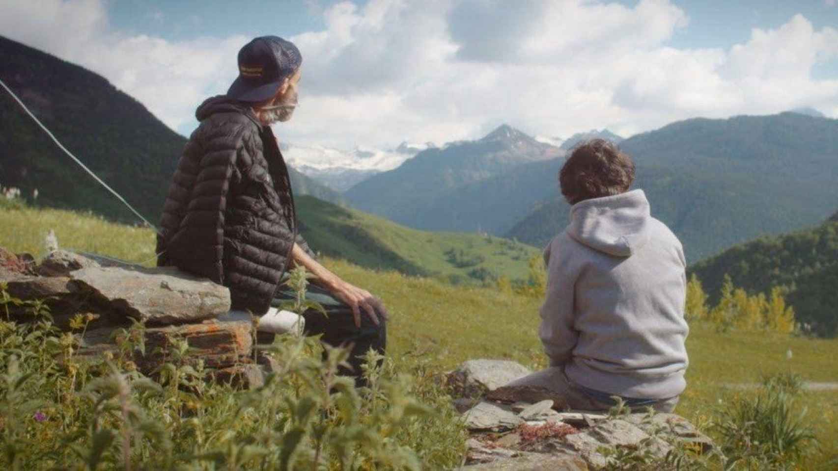 Fotograma del documental 'Eso que tú me das', con Pau Donés y Jordi Évole en las montañas de la Vall d'Aran / ATRESMEDIA