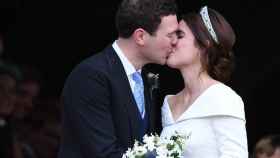La princesa Eugenia y su marido Jack Brooksbank, besándose en Windsor tras el enlace / EFE