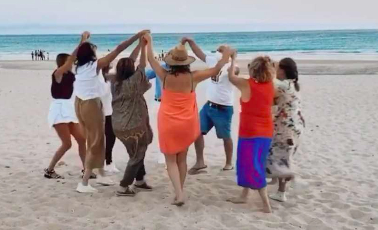 Paz Padilla bailando en la playa junto a sus amigos para despedir a su marido / INSTAGRAM