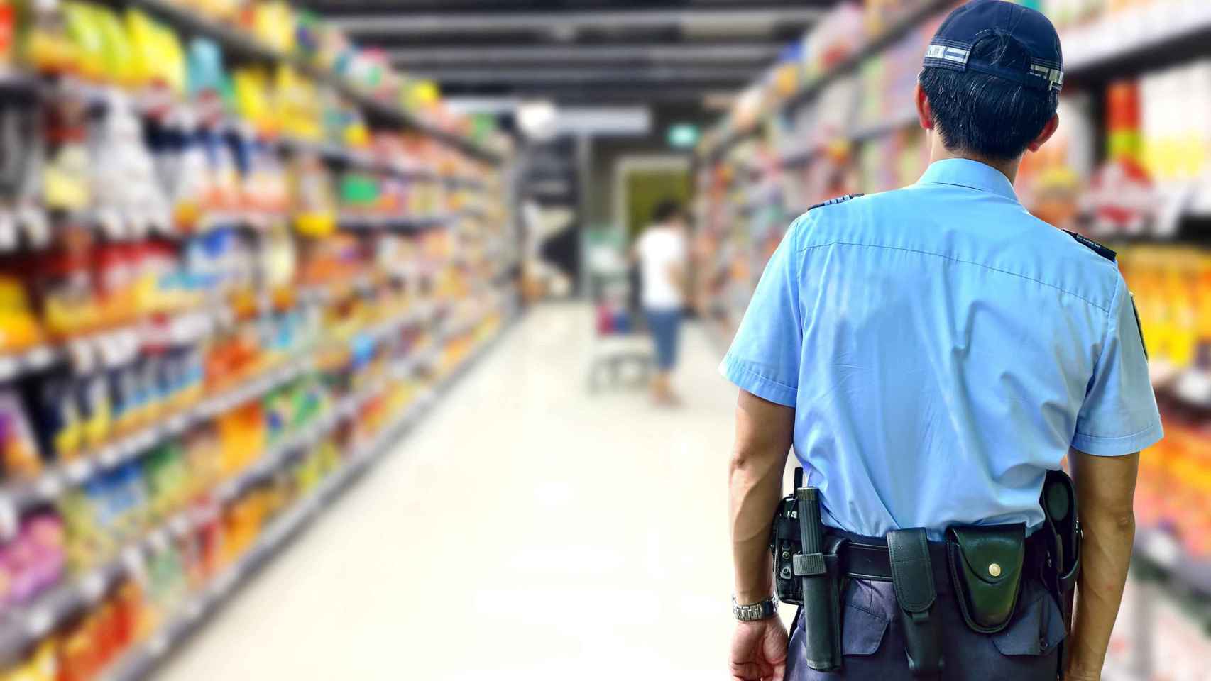 Una foto de archivo de un vigilante de seguridad de un supermercado