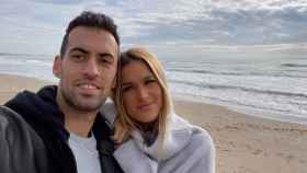 Elena Galera y Sergio Busquets en la playa