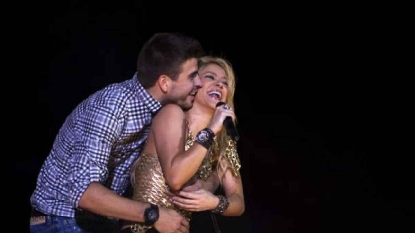 Shakira y Piqué bailando en un concierto