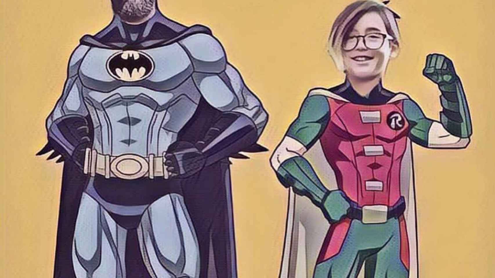 Arturo Vidal y Alonso Vidal en la piel de Robin y Batman / INSTAGRAM