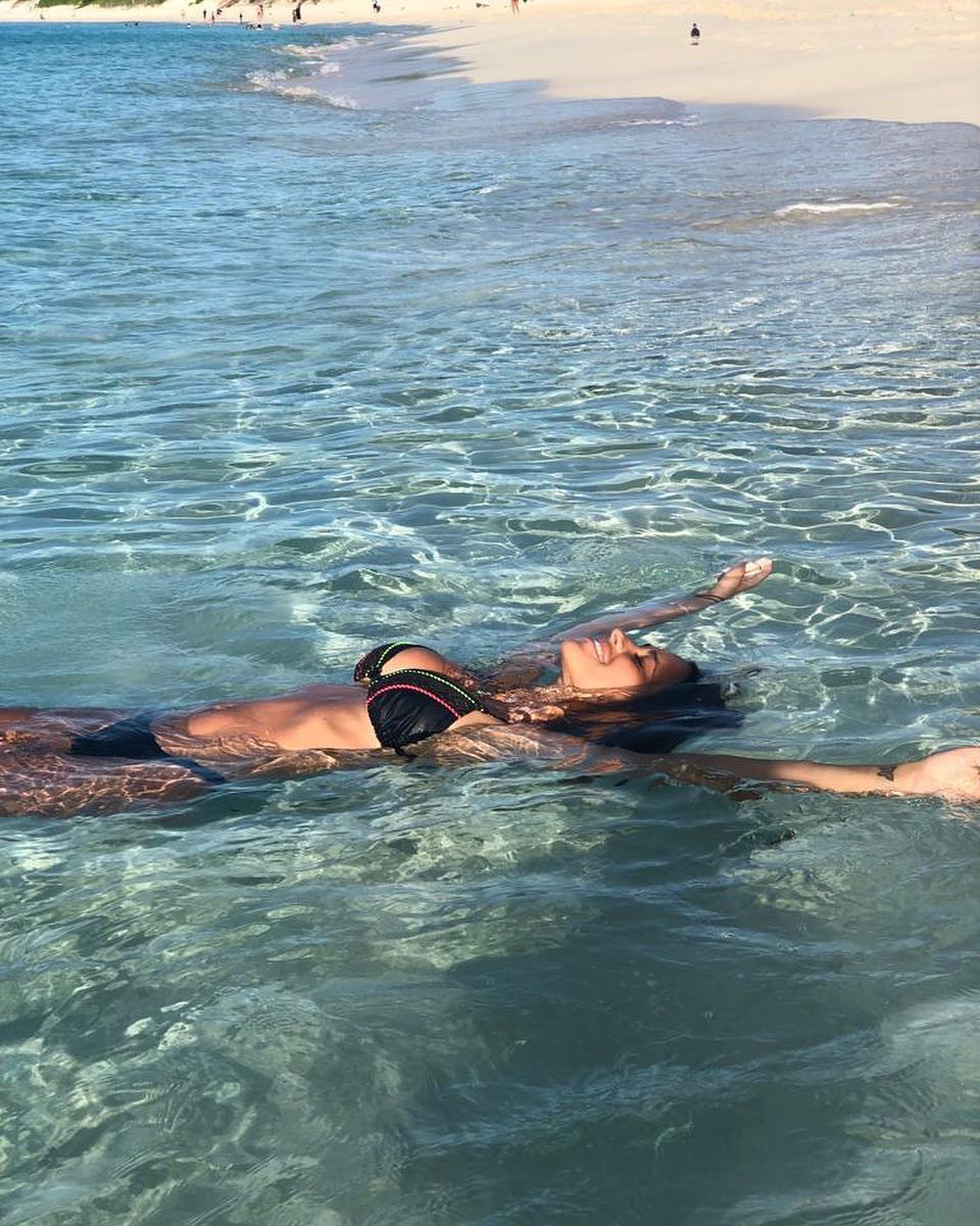 Así luce el espectacular escote del bikini de Antonella Roccuzzo en el mar / INSTAGRAM