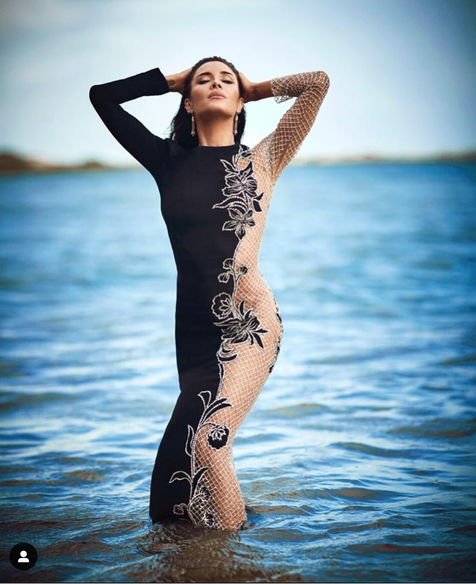 Pilar Rubio saliendo del mar con un vestido con transparencias