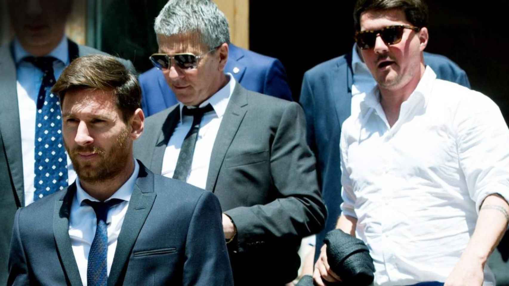 Leo Messi, con su padre, Jorge, y su hermano Rodrigo / EFE