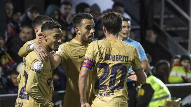 Éric García y Sergi Roberto felicitan a Raphinha tras marcar un gol en un Girona-Barça / EFE