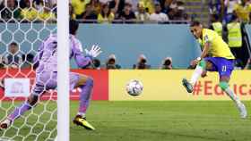 Raphinha intenta anotar su primer gol en el Mundial de Qatar / EFE