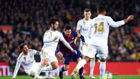 Messi intenta superar a la defensa del Real Madrid | EFE