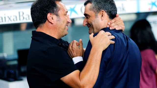 Ernesto Valverde y Eusebio Sacristán se saludan antes del Barça - Girona / EFE