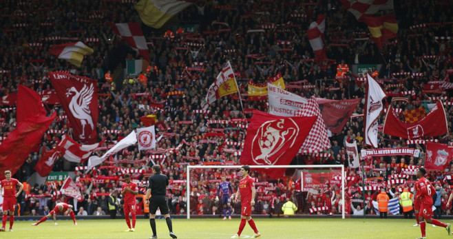 The Kop, la grada más pasional de Anfield, en un partido del Liverpool / REDES