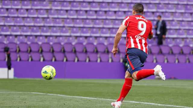 Luis Suárez luce el '9' con el Atlético, la posición que busca reforzar el Barça / EFE