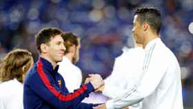 Una foto de Messi y Cristiano saludándose en un partido / EFE
