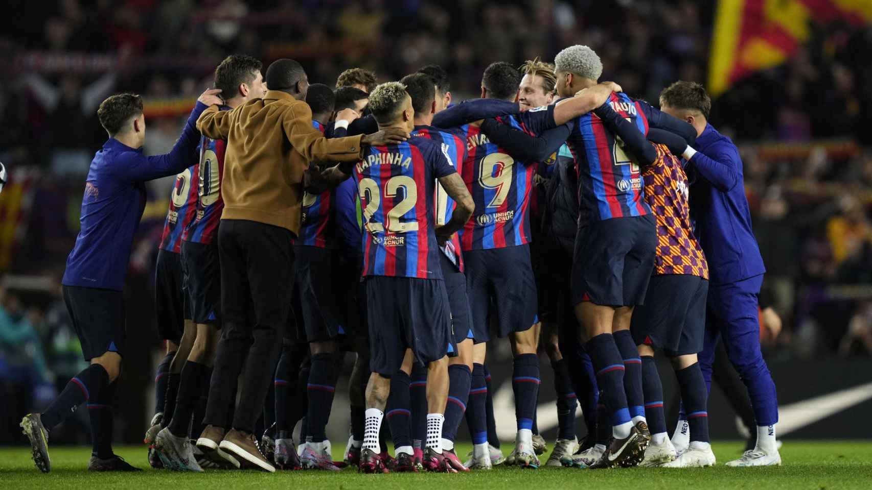 Los jugadores del Barça celebran la victoria ante el Madrid con la afición / EFE