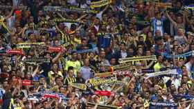 Bufandas de la afición del Fenerbahçe durante un partido en Estambul / EFE