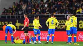 Los jugadores del Cádiz, junto al árbitro, después del grave error del VAR / EFE