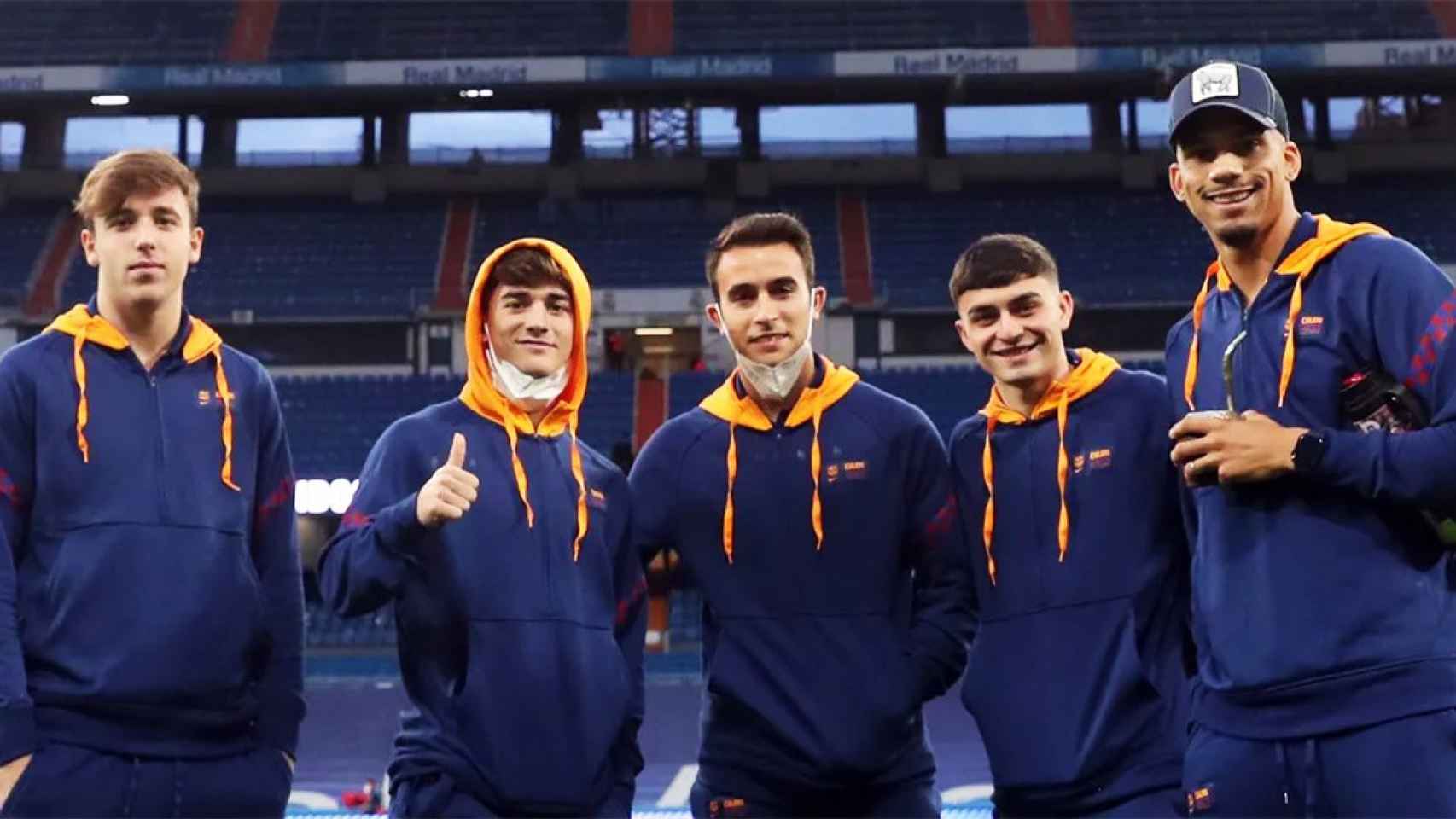 Nico, Gavi, Eric García, Pedri y Araujo posan en el Bernabéu tras conquistarlo / FCB