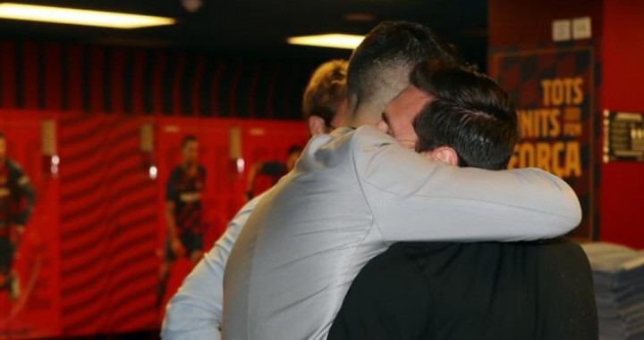 Luis Suárez abrazando a Leo Messi en su despedida/ Redes