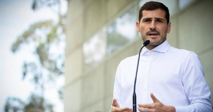 Iker Casillas habla para los medios tras su operación   EFE