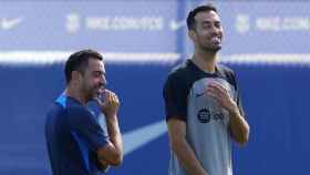 Xavi y Sergio Busquets, durante un entrenamiento del Barça / EFE