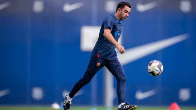 Xavi Hernández golpea un balón durante el entrenamiento de recuperación posterior al clásico / FCB