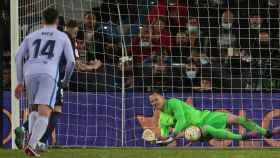 La atajada de Ter Stegen durante el segundo penalti del Levante contra el Barça / EFE