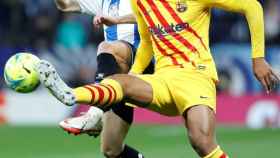 Ronald Araujo, durante el partido contra el Espanyol en Cornellá-El Prat / EFE