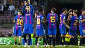 Los jugadores del Barça aplauden a la afición del Barça / EFE